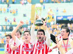 El Guadalajara levantó la copa de campeón de la categoría, en el Estadio Universitario de los Tigres, en Monterrey. MEXSPORT /
