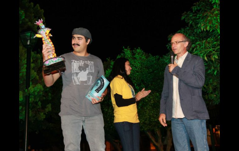 Juan Carlos Rulfo entregó el premio al mejor cortometraje: ''Tapalpa no da paso sin huarache'', de Leonardo Hernández. EL INFORMADOR /