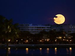 El paisaje de Cannes se adorna con una espectacular luna llena en víspera de la premiación. AFP /