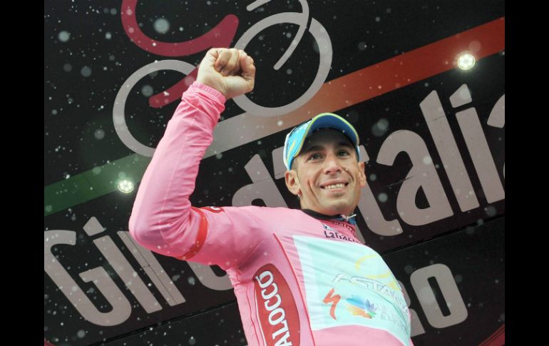 Vincenzo, de Astana, domina el Giro desde las primeras etapas y no suelta la ''maglia rosa''. EFE /
