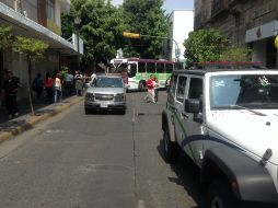 Según testigos fue la mujer la culpable del accidente, pues se cruzó cuando el semáforo estaba en verde.  /