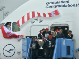 Momento en que los jugadores del Bayern bajan del avión con la Orejona. EFE /