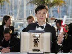 El cineasta Anthony Chen posa con la Cámara de Oro, en la 66 edición del Festival de Cannes.  /