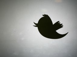 El escritor asegura que le gusta mucho escribir en redes sociales, en especial cuando ''retuitean'' sus escritos. ARCHIVO /