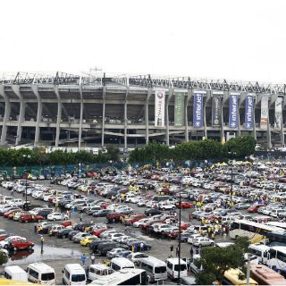 Cuidan la cancha del Estadio Azteca