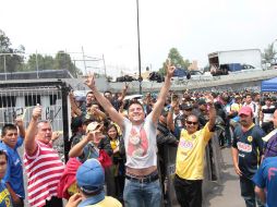 Decenas de aficionados de la Máquina celeste se reunieron la tarde de hoy a los afueras del estadio Azul para trasladarse al Azteca. NTX /