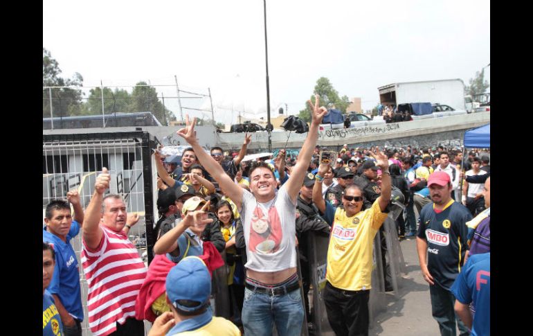 Decenas de aficionados de la Máquina celeste se reunieron la tarde de hoy a los afueras del estadio Azul para trasladarse al Azteca. NTX /