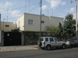 El constante e intenso sonido ya repercute en los negocios de comida que se encuentran justo frente a la vivienda.  /