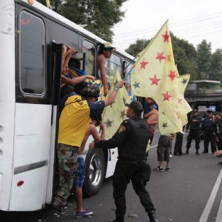 Trifulca entre aficionados afuera del Azteca