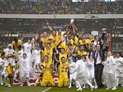 Los jugadores del América celebran el título en el centro de la cancha. MEXSPORT /