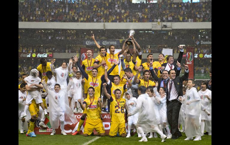 Los jugadores del América celebran el título en el centro de la cancha. MEXSPORT /