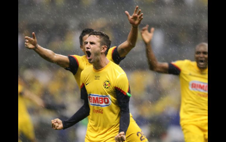 Layún festeja el penal anotado con el que le dió al América su título 11. EFE /