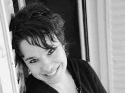 Betina González asegura que su nuevo trabajo es “otra forma de quebrar la idea de que la literatura es espejo de la realidad”. ESPECIAL /