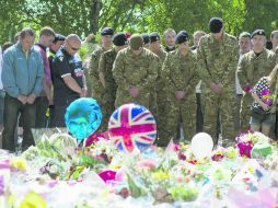 Soldados  y familiares de Drummer Lee Rigby colocaron ofrendas en Wooolwich, sitio donde fue asesinado a machetazos. EFE /