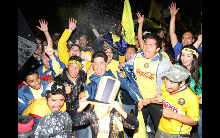 Fanáticos azulcremas festejan el undécimo título de su escuadra. NTX /