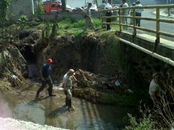 Ya se han recorrido  los cerca de cuatro kilómetros de desagüe pluvial que desembocan en la presa localizada en la colonia Las Pintas.  /