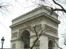 Ésta será la primera vez en la historia en que la etapa final del Tour rodeará el icónico monumento parisino. ARCHIVO /