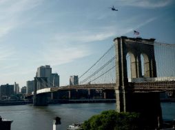 Un miembro de la policía de Nueva York, equipado con traje blindado, analizó el interior del vehículo. EFE /