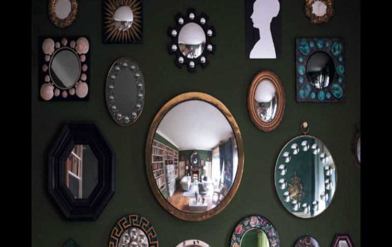 Puedes optar por acomodar estratégicamente más de dos espejos, para que se vuelvan un detalle artístico y original. ARCHIVO /
