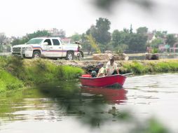 Rescatistas de San Pedro Tlaquepaque y del Estado buscan el cuerpo de Rubén Saavedra, arrastrado por la corriente el domingo. EL INFORMADOR /