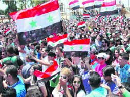 Cientos de estudiantes de la universidad Al-Baath gritan consignas contra los opositores al régimen de Damasco. EFE /