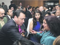 El secretario de Gobernación, Miguel Ángel Osorio, habla con algunos de las víctimas. EFE /