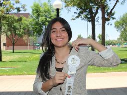 Daniela Alejandra Plasencia Jiménez muestra el premio que recibió en la Feria Intel ISEF. ESPECIAL /