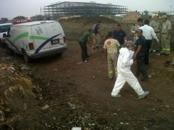 Protección Civil realiza algunas maniobras para sacar el cuerpo del canal.  /