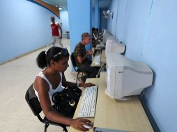 Varias personas acceden a Internet en una sala de navegación en La Habana, Cuba. EFE /