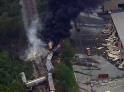 Esta imagen proporcionada por  WBAL-TV muestra el tren en llamas. AP /