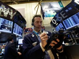 Wall Street cierra su jornada hoy con un mínimo aumento del 0.69 por ciento en el Dow Jones de Industriales. AP /