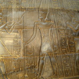 Restauran pared del templo de Luxor dañada por joven chino