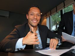 Adriano posa feliz luego de firmar su extensión de contrato con el Barcelona. AFP /