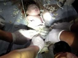 Bomberos rescatan a un niño recién nacido de una tubería ubicada debajo de un retrete. EFE /