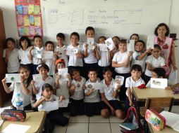 Los chicos de 2°A de la escuela urbana 1011 ''Emiliano Zapata'' aprenden a reciclar y reutilizar. ESPECIAL /