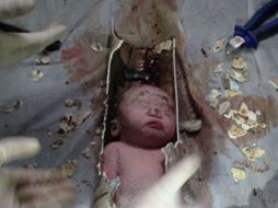 Rescatistas sacan a bebé de una tubería en China. AFP /