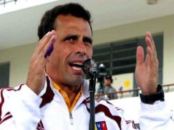 El líder promete publicar en Twitter fotografías de la reunión con el presidente Santos. ARCHIVO /