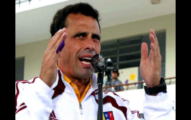 El líder promete publicar en Twitter fotografías de la reunión con el presidente Santos. ARCHIVO /