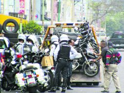 Agentes lograron detener a cinco líderes de las bandas que se dedican a la venta de autopartes presuntamente robadas. ESPECIAL /