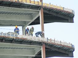 Esforzados. Los hombres trabajan dos mil 500 horas al año. EFE /