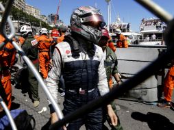 Pastor Maldonado abandona la competencia en Mónaco, lo que alarma a sus ingenieros. AP /