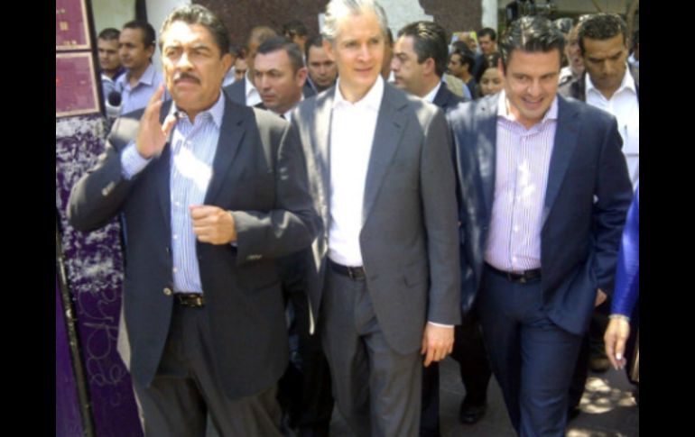 El gobernador Aristóteles Sandoval (d) firma esta mañana un convenio con Banobras para las obras del tren.  /