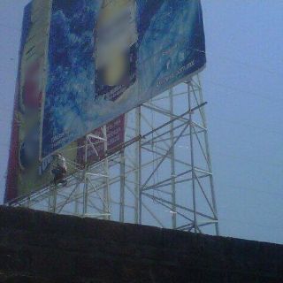 Tlajomulco retira espectaculares en Carretera a Chapala