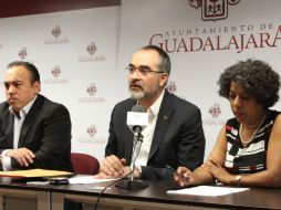 Salvador Caro (c) señala que la Comisión de Honor y Justicia, extendió la impunidad sobre los malos policías.  /