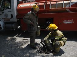 Los bomberos realizaron una limpieza en el cruce mencionado para evitar otra posible intoxicación.  /