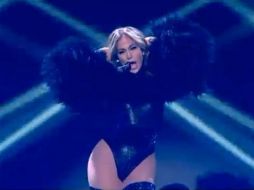 Aunque Jennifer Lopez siempre ha manejado una imagen muy sexy, los británicos se quejan de su atuendo durante programa familiar. ESPECIAL /