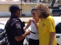 Beristáin discute con dos policías. ESPECIAL /