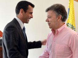 Henrique Capriles (i), líder opositor en Venezuela, y Juan Manuel Santos (d), presidente de Colombia. AFP /
