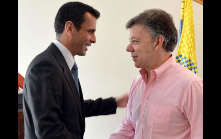 Henrique Capriles (i), líder opositor en Venezuela, y Juan Manuel Santos (d), presidente de Colombia. AFP /