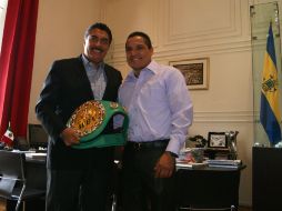 Hernández y Terrazas posaron en la visita del boxeador a las oficinas del primer edil tapatío.  /